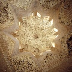 Den praktfulle kuppelen i Sala de las Dos Hermanas er kunsthåndtverk av høy kvalitet. Foto: © Granadatur Granada, Sala de las Dos Hermanas, Alhambra, Generalife, Barrio del Albaicín, Bib-Rambla, Plaza Nueva, Capilla Real, Santa Ana, San Nicholas, San Miguel de Bajo, Unescos liste over Verdensarven, Andalucia, Spania