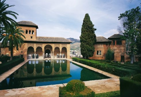 Palacio del Partal ligger litt tilbaktrukket med utsikt mot Generalife. Foto: © www.turgranada.es Granada, Palacio del Partal , Alhambra, Generalife, Barrio del Albaicín, Bib-Rambla, Plaza Nueva, Capilla Real, Santa Ana, San Nicholas, San Miguel de Bajo, Unescos liste over Verdensarven, Andalucia, Spania