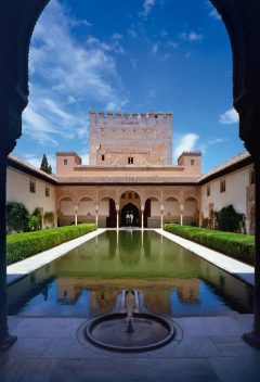 Alhambras Patio de los Arrayanes med Torre de Comares er vel det bildet flest forbinder med Granada. Foto: © www.turgranada.es Granada, Alhambra, Generalife, Barrio del Albaicín, Bib-Rambla, Plaza Nueva, Capilla Real, Santa Ana, San Nicholas, San Miguel de Bajo, Unescos liste over Verdensarven, Andalucia, Spania