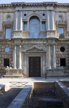 Fra en av sideportalene - her med palladiansk motiv, oppført mot slutten av 1560-tallet. Foto: Daniel Villafruela / Wikipedia Granada, Alhambra, Generalife, Barrio del Albaicín, Bib-Rambla, Plaza Nueva, Capilla Real, Santa Ana, San Nicholas, San Miguel de Bajo, Unescos liste over Verdensarven, Andalucia, Spania