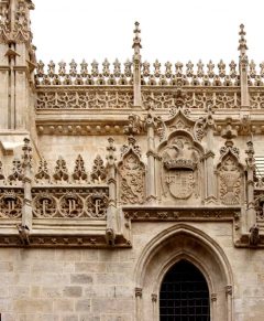 Capilla Real er ytterst forseggjort med detaljer i gotisk mudéjarstil - legg merke til pinnaklene på taket. Foto: Jebulon / Wikipedia Granada, Alhambra, Generalife, Barrio del Albaicín, Bib-Rambla, Plaza Nueva, Capilla Real, Santa Ana, San Nicholas, San Miguel de Bajo, Unescos liste over Verdensarven, Andalucia, Spania