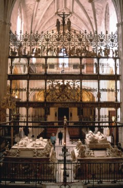 Capilla Real er kjent for det gullforgylte gitteret som er smidd i ekstremt høy kunstnerisk kvalitet. Se figurrekken øverst. Foto: © Granadatur Granada, Alhambra, Generalife, Barrio del Albaicín, Bib-Rambla, Plaza Nueva, Capilla Real, Santa Ana, San Nicholas, San Miguel de Bajo, Unescos liste over Verdensarven, Andalucia, Spania
