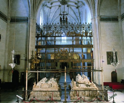 Capilla Real inneholder sarkofagene med levningene etter kong Ferdinand og dronning Isabella, samt datteren Juana den Gale og svigersønnen Felipe den Vakre. Foto: © www.turgranada.es Granada, Alhambra, Generalife, Barrio del Albaicín, Bib-Rambla, Plaza Nueva, Capilla Real, Santa Ana, San Nicholas, San Miguel de Bajo, Unescos liste over Verdensarven, Andalucia, Spania