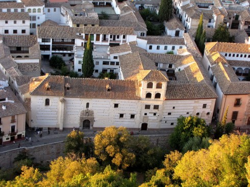 Carrera del Darro med klosteret Convento de Santa Catalina, som i dag er et museum åpent for publikum. Foto: Antonio Cantero / Wikipedia Granada, Alhambra, Generalife, Barrio del Albaicín, Bib-Rambla, Plaza Nueva, Capilla Real, Santa Ana, San Nicholas, San Miguel de Bajo, Unescos liste over Verdensarven, Andalucia, Spania