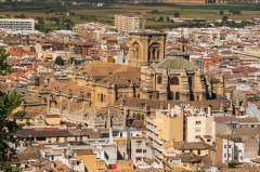 Katedralen fotografert fra Alhambre - legg merke til bygningen til venstre ved koromgangen - Capilla Real har pinnakler på taket. Foto: Jebulon / Wikipedia Granada, Alhambra, Generalife, Barrio del Albaicín, Bib-Rambla, Plaza Nueva, Capilla Real, Santa Ana, San Nicholas, San Miguel de Bajo, Unescos liste over Verdensarven, Andalucia, Spania