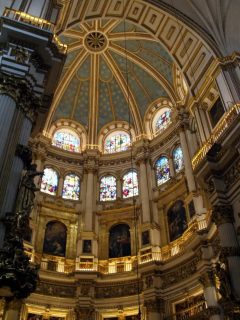 Palasset til Karl den V. var, sammen med katedralen (bildet) og Capilla Real, en viktig del av de katolske monarkenes symbolprogram - heldigvis fjernet de ikke så mye av Alhambra. Foto: PerryPlanet / Wikipedia Granada, Catedral, Alhambra, Generalife, Barrio del Albaicín, Bib-Rambla, Plaza Nueva, Capilla Real, Santa Ana, San Nicholas, San Miguel de Bajo, Unescos liste over Verdensarven, Andalucia, Spania