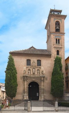 Iglésia Santa Ana ligger i enden av Plaza Nueva, der elven Darro kommer til syne. Fasaden er i typisk mudéjarstil, med platereske innslag rudt portalen. Foto: Jebulon / Wikipedia Granada, Iglésia Santa Ana, Alhambra, Generalife, Barrio del Albaicín, Bib-Rambla, Plaza Nueva, Capilla Real, Santa Ana, San Nicholas, San Miguel de Bajo, Unescos liste over Verdensarven, Andalucia, Spania