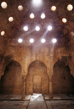 Museet El Bañuelo Baños Árabes er åpent for publikum og ligger langs Carrera del Darro. Foto: © www.turgranada.es Granada, Alhambra, Generalife, Barrio del Albaicín, Bib-Rambla, Plaza Nueva, Capilla Real, Santa Ana, San Nicholas, San Miguel de Bajo, Unescos liste over Verdensarven, Andalucia, Spania