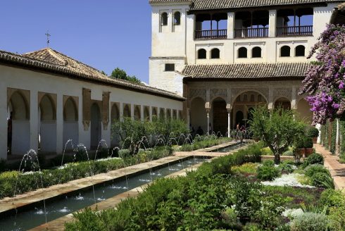 Generalifes vakre Patio de la Alberca - arkitektur på sitt mest fullendte. Foto: © www.turgranada.es Granada, Alhambra, Generalife, Barrio del Albaicín, Bib-Rambla, Plaza Nueva, Capilla Real, Santa Ana, San Nicholas, San Miguel de Bajo, Unescos liste over Verdensarven, Andalucia, Spania
