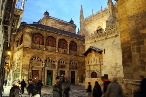 Katdralens østside er flankert av Sakramtsbygningen til venstre, inngangen til Capilla Real til høyre, og La Lonja til høyre for den igjen. Foto: curimedia / russavia / Wikipedia Granada, Alhambra, Generalife, Barrio del Albaicín, Bib-Rambla, Plaza Nueva, Capilla Real, Santa Ana, San Nicholas, San Miguel de Bajo, Unescos liste over Verdensarven, Andalucia, Spania
