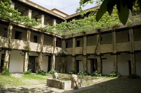 Ved første øyekast ser bakgården til Corral del Carbón ikke spesielt interessant ut - men denne bygningen er en av Granadas eldste med en bevart middelalderbrønn midt i. Foto: © www.turgranada.es Granada, Corral del Carbón, Alhambra, Generalife, Barrio del Albaicín, Bib-Rambla, Plaza Nueva, Capilla Real, Santa Ana, San Nicholas, San Miguel de Bajo, Unescos liste over Verdensarven, Andalucia, Spania