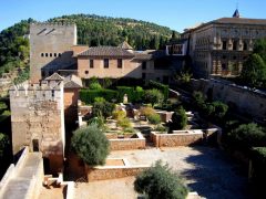 Mexuar utgjør adminstrasjonsbygninger og er den delen av Alhambra som ligger nærmest festningen Alcazar. Foto: Roberto Chamoso G / Wikipedia Granada, Alhambra, Generalife, Barrio del Albaicín, Bib-Rambla, Plaza Nueva, Capilla Real, Santa Ana, San Nicholas, San Miguel de Bajo, Unescos liste over Verdensarven, Andalucia, Spania