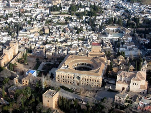 Legg merke til hvor dominerende palasset til Carlos den V. er - den vakreste delen av Alhanbra ligger bak - du ser tårnet til Palacio de Comares, men ikke bassenget. Foto: Wikipedia. Granada, Alhambra, Generalife, Barrio del Albaicín, Bib-Rambla, Plaza Nueva, Capilla Real, Santa Ana, San Nicholas, San Miguel de Bajo, Unescos liste over Verdensarven, Andalucia, Spania