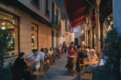 Rundt Plaza nueva og katedralen finner du en mengde smug med spisesteder, barer og butikker. Foto: © Granadatur Granada, Alhambra, Generalife, Barrio del Albaicín, Bib-Rambla, Plaza Nueva, Capilla Real, Santa Ana, San Nicholas, San Miguel de Bajo, Unescos liste over Verdensarven, Andalucia, Spania