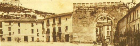 Et foto fra 1800-tallet av Puerto Elvira, en byport i den gamle bymuren fra middelalderen, som beskyttet Albaicin - byporten står ennå, i litt endrede omgivelser. Foto: Granada Granada, Alhambra, Generalife, Barrio del Albaicín, Bib-Rambla, Plaza Nueva, Capilla Real, Santa Ana, San Nicholas, San Miguel de Bajo, Unescos liste over Verdensarven, Andalucia, Spania