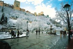 Vinterbilde fra veistubben Paseo de los Tristes med Alhambra ruvende over - fotgrafert med ryggen til Sacromonte. Foto: © www.turgranada.es Granada, Alhambra, Generalife, Barrio del Albaicín, Bib-Rambla, Plaza Nueva, Capilla Real, Santa Ana, San Nicholas, San Miguel de Bajo, Unescos liste over Verdensarven, Andalucia, Spania