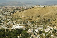 Barrio del Sacromonte ligger på begge sider av den arabiske bymuren - kirken San Miguel Alto på toppen. Veien Camino del Sacromonte leder opp til klosteret Abbadia del Sacromonte. Foto: © www.turgranada.es Granada, Alhambra, Generalife, Barrio del Albaicín, Bib-Rambla, Plaza Nueva, Capilla Real, Santa Ana, San Nicholas, San Miguel de Bajo, Unescos liste over Verdensarven, Andalucia, Spania