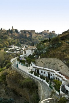 Fra den smale veien Camino del Sacromonte som går gjennom Barrio del Sacromonte - maurerpalasset Alhambra i bakgrunnen. Foto: © www.turgranada.es Granada, Alhambra, Generalife, Barrio del Albaicín, Bib-Rambla, Plaza Nueva, Capilla Real, Santa Ana, San Nicholas, San Miguel de Bajo, Unescos liste over Verdensarven, Andalucia, Spania