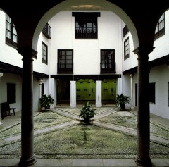 Fra den stramme renessanse-patio'en i 1500-talls-huset Casa de los Tiros. Foto: © Patrimonio Cultural Andalucia Granada, Casa de los Tiros, Alhambra, Generalife, Barrio del Albaicín, Bib-Rambla, Plaza Nueva, Capilla Real, Santa Ana, San Nicholas, San Miguel de Bajo, Unescos liste over Verdensarven, Andalucia, Spania