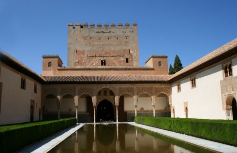Palacio de Comares med den kjente plassen Patio de los Arrayanes ligger på tvers av åsryggen, kloss inntil Palacio de Carlos V. Granada, Palacio de Comares, Alhambra, Generalife, Barrio del Albaicín, Bib-Rambla, Plaza Nueva, Capilla Real, Santa Ana, San Nicholas, San Miguel de Bajo, Unescos liste over Verdensarven, Andalucia, Spania