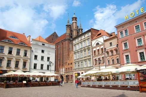 Toruns gamle markedsplass Rynek Staromiejski med kirken Santa Maria har flere lag av historie. Foto: © Tourism Torun Torun, gamlebyen, markedsplassen, rådhuset, Unescos liste over Verdensarven, Visla, Den tyske orden, Teutonerborgen, historisk, middelalder, Nord-Polen, Polen