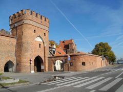 Slik ser byporten Mostawa som leder inn i gaten med samme navn, ut på utsiden mot elven. Foto: © Tourism Torun Torun, gamlebyen, markedsplassen, rådhuset, Unescos liste over Verdensarven, Visla, Den tyske orden, Teutonerborgen, historisk, middelalder, Nord-Polen, Polen