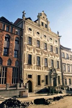 Det Curaviske bispepalasset i Torun er ikke direkte frastøtende, det heller. Foto: Pko / Wikipedia Torun, gamlebyen, markedsplassen, rådhuset, Unescos liste over Verdensarven, Visla, Den tyske orden, Teutonerborgen, historisk, middelalder, Nord-Polen, Polen