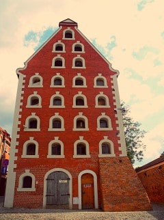 Ikke alt på innsiden av bymurene er like gammelt - dette nette lagerhuset er nesten nytt - fra 1600-tallet. Foto: © Tourism Torun Torun, gamlebyen, markedsplassen, rådhuset, Unescos liste over Verdensarven, Visla, Den tyske orden, Teutonerborgen, historisk, middelalder, Nord-Polen, Polen