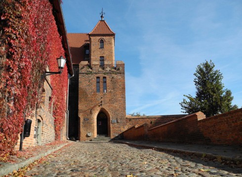 Ved vakttårnet går du til venstre inn i smuget Podmurna, i et av de best bevarte strøkene i Toruns historiske senter. Foto: © Tourism Torun Torun, gamlebyen, markedsplassen, rådhuset, Unescos liste over Verdensarven, Visla, Den tyske orden, Teutonerborgen, historisk, middelalder, Nord-Polen, Polen
