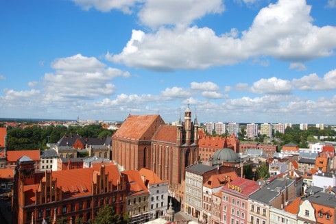 Toruns gamle markedsplass sett fra rådhustårnet - St Maria eller Maripanni, som den heter på polsk, ligger tilbaketrukket i det ene hjørnet. Foto: © Tourism Torun Torun, St Maria, Maripanni, gamlebyen, markedsplassen, rådhuset, Unescos liste over Verdensarven, Visla, Den tyske orden, Teutonerborgen, historisk, middelalder, Nord-Polen, Polen
