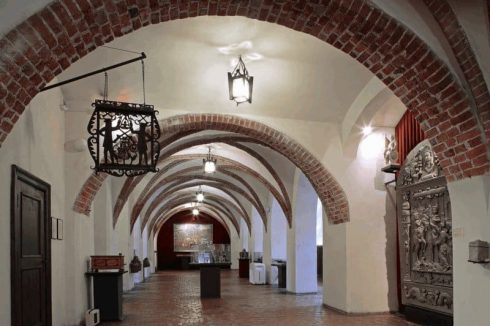 Kleshallene og handelsnisjene i rådhusets kjeller er fra den første bygningen oppført på 1200-tallet. Foto: © Polen.travel.no Torun, gamlebyen, markedsplassen, rådhuset, Unescos liste over Verdensarven, Visla, Den tyske orden, Teutonerborgen, historisk, middelalder, Nord-Polen, Polen