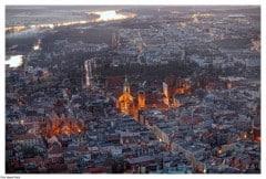 Panorama over gamlebyen i Torun med tre av de viktigste kirkene i Toruns gamleby – katedralen St. Johannes til venstre og Holy Spirit i midten og Santa Maria til høyre ved rådhustårnet. Foto: © Daniel Pach / Torun.pl Torun, gamlebyen, markedsplassen, rådhuset, Unescos liste over Verdensarven, Visla, Den tyske orden, Teutonerborgen, historisk, middelalder, Nord-Polen, Polen