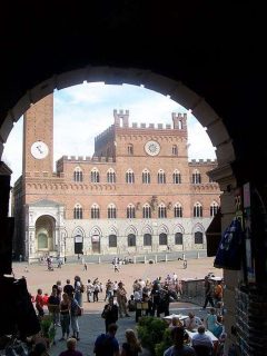 Palazzo Pubblico og Piazza del Campo formet Siena for ettertiden rundt år 1290. Foto: MarkusMark / Wikipedia Siena, Unescos liste over Verdensarven, historisk, etruskere, middelalder, gamleby, romensk, gotisk, katedral, Toscana, Midt-Italia, Italia