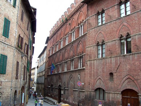 Pinacoteca Nazionale ligger i Palazzo Buonsignori på høure side midt på bildet. Foto: MarkusMark / Wikipedia Siena, Unescos liste over Verdensarven, historisk, etruskere, middelalder, gamleby, romensk, gotisk, katedral, Toscana, Midt-Italia, Italia
