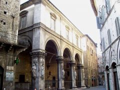 Loggia Mercanzia finner du på baksiden av husrekken som omkranser Piazza del Campo. Foto: MarkusMark / Wikipedia Siena, Unescos liste over Verdensarven, historisk, etruskere, middelalder, gamleby, romensk, gotisk, katedral, Toscana, Midt-Italia, Italia