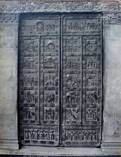En av de originale bronesedørene, Porta di San Ranieri, utformet av Bonnano Pisano i år 1181, er utstilt i Museo dell’Opera del Duomo. Kilde: Wikipedia Pisa, pisansk romansk, arkitektur, middelalder, renessanse, Arno, Campo dei Miracoli, katedral, baptisteria, kampanile, Unescos liste over Verdensarven, historisk bydel, museer, gamleby, etruskerne, Toscana, Midt-Italia, Italia