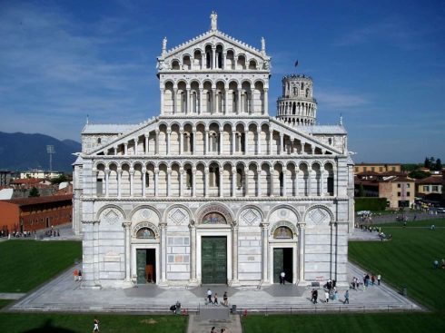 En ualminnelig plastisk og velprorsjonert vestfasade - variasjoner over samme tema finner du over hele Toscana. Foto: Stefan Lew / Wikipedia Pisa, pisansk romansk, arkitektur, middelalder, renessanse, Arno, Campo dei Miracoli, katedral, baptisteria, kampanile, Unescos liste over Verdensarven, historisk bydel, museer, gamleby, etruskerne, Toscana, Midt-Italia, Italia