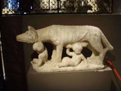 I det flotte Museo dell'Opera Metropolitana del Duomo kan du se denne skulpturen fra romertiden eller enda tidligere. Foto: Sailko / Wikipedia Siena, Unescos liste over Verdensarven, historisk, etruskere, middelalder, gamleby, romensk, gotisk, katedral, Toscana, Midt-Italia, Italia