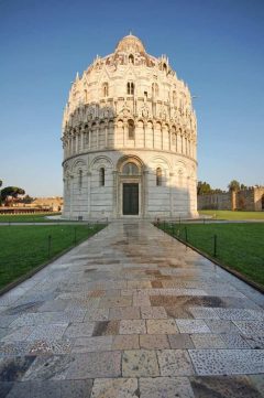 Den første versjonen Battistero - dåpskapellet - ble av ukjente grunner revet og gjenoppbygd på 1100-tallet. Foto: © Provincia di Pisa / Tyler Westcott Pisa, pisansk romansk, arkitektur, middelalder, renessanse, Arno, Campo dei Miracoli, katedral, baptisteria, kampanile, Unescos liste over Verdensarven, historisk bydel, museer, gamleby, etruskerne, Toscana, Midt-Italia, Italia
