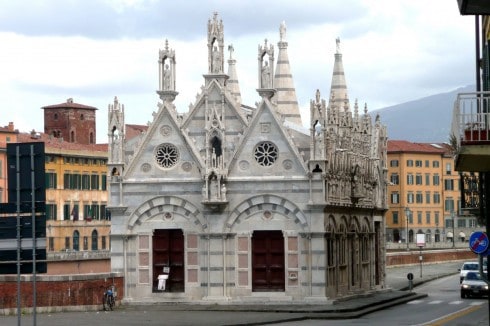 Chiesa di Santa Maria della Spina ble bygd for å huse en gave fra en av byens rike kjøpmenn - nemlig en torn fra Kristi tornekrans. Foto: © Provincia di Pisa / eliedata Pisa, pisansk romansk, arkitektur, middelalder, renessanse, Arno, Campo dei Miracoli, katedral, baptisteria, kampanile, Unescos liste over Verdensarven, historisk bydel, museer, gamleby, etruskerne, Toscana, Midt-Italia, Italia