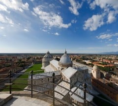 Utsikt fra campanilen, Campo dei Miracoli, Pisa, pisansk romansk, arkitektur, middelalder, renessanse, Arno, Campo dei Miracoli, katedral, baptisteria, kampanile, Unescos liste over Verdensarven, historisk bydel, museer, gamleby, etruskerne, Toscana, Midt-Italia, Italia
