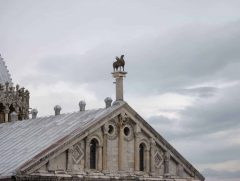 Griffen ble plassert på en søyle på mønet over vestfasaden på Duomo - som et tegn på seier over islam, og som en påminnelse om hvor pengene til Campo dei Miracoli kom fra. Foto: Joanbanjo / Wikipedia Pisa, pisansk romansk, arkitektur, middelalder, renessanse, Arno, Campo dei Miracoli, katedral, baptisteria, kampanile, Unescos liste over Verdensarven, historisk bydel, museer, gamleby, etruskerne, Toscana, Midt-Italia, Italia