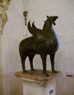 Denne islamske girffen ble bragt til Pisa etter seieren over islamske styrker ved Palermo. Foto Joanbanjo Wikipedia Pisa, pisansk romansk, arkitektur, middelalder, renessanse, Arno, Campo dei Miracoli, katedral, baptisteria, kampanile, Unescos liste over Verdensarven, historisk bydel, museer, gamleby, etruskerne, Toscana, Midt-Italia, Italia