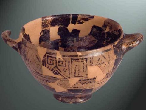 Nestor's Cup kalles denne kotylen fra geometrisk periode, som ble funnet på Ischia. Nestor skal i følge legenden ha ankommet Pisa. Kilde: Wikipedia Pisa, pisansk romansk, arkitektur, middelalder, renessanse, Arno, Campo dei Miracoli, katedral, baptisteria, kampanile, Unescos liste over Verdensarven, historisk bydel, museer, gamleby, etruskerne, Toscana, Midt-Italia, Italia