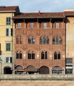 Palazzo Agostini er en av flere bygårder fra middelalderen langs Arno. Foto: © Provincia di Pisa / Lucarelli Pisa, pisansk romansk, arkitektur, middelalder, renessanse, Arno, Campo dei Miracoli, katedral, baptisteria, kampanile, Unescos liste over Verdensarven, historisk bydel, museer, gamleby, etruskerne, Toscana, Midt-Italia, Italia