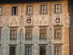 Dekoren scgrafitto består i at det er risset inn mønstre og dekor i våt murpuss. Foto: © reisdit.no Pisa, pisansk romansk, arkitektur, middelalder, renessanse, Arno, Campo dei Miracoli, katedral, baptisteria, kampanile, Unescos liste over Verdensarven, historisk bydel, museer, gamleby, etruskerne, Toscana, Midt-Italia, Italia
