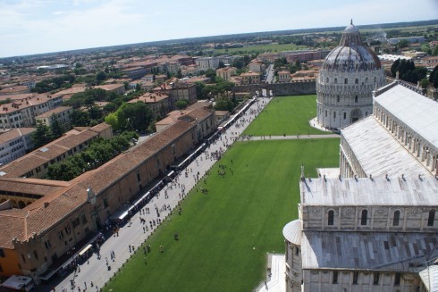 Campo dei Miracoli utgjør en fullskala relikvie av det hellige Jerusalem. Foto: © Provincia di Pisa / priscillajp Pisa, pisansk romansk, arkitektur, middelalder, renessanse, Arno, Campo dei Miracoli, katedral, baptisteria, kampanile, Unescos liste over Verdensarven, historisk bydel, museer, gamleby, etruskerne, Toscana, Midt-Italia, Italia