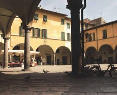 Du finner mange hyggelige plasser i gamlebyen, som Piazza delle Vettovaglie, hvor du kan slå deg ned og nyte en forfriskning. Foto: © Provincia di Pisa / Danae Piazza delle Vettovaglie, Pisa, pisansk romansk, arkitektur, middelalder, renessanse, Arno, Campo dei Miracoli, katedral, baptisteria, kampanile, Unescos liste over Verdensarven, historisk bydel, museer, gamleby, Toscana, Midt-Italia, Italia