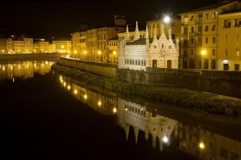 Langs Arno ligger en merkelig liten kirke i romansk-gotisk stil, Santa Maria della Spina. Mer om den nedenfor. Foto: © Provincia di Pisa / Danae Pisa, pisansk romansk, arkitektur, middelalder, renessanse, Arno, Campo dei Miracoli, katedral, baptisteria, kampanile, Unescos liste over Verdensarven, historisk bydel, museer, gamleby, etruskerne, Toscana, Midt-Italia, Italia