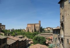 Det ble bygd mange kirker i Siena i middelalderen - her San Domenico, litt utenfor selve bykjernen. Foto: Gryffindor / Wikipedia Siena, Unescos liste over Verdensarven, historisk, etruskere, middelalder, gamleby, romensk, gotisk, katedral, Toscana, Midt-Italia, Italia